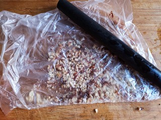 12、蒸拌鸡胸虾仁丸子——谁说要健身只能吃白水煮鸡胸肉？,将炒好晾凉的花生米放入保鲜袋中，用擀面杖敲碎。