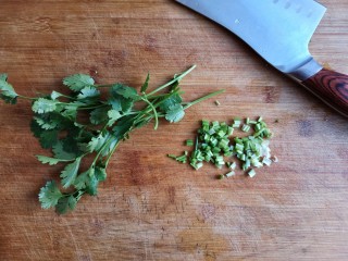 14、蒸拌鸡胸虾仁丸子——谁说要健身只能吃白水煮鸡胸肉？,香菜洗净，香菜杆切末，香菜叶保留。
