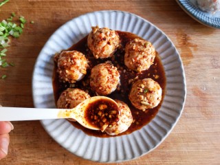 16、蒸拌鸡胸虾仁丸子——谁说要健身只能吃白水煮鸡胸肉？,将调好的凉拌汁浇在蒸好的丸子上。