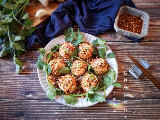 18、蒸拌鸡胸虾仁丸子——谁说要健身只能吃白水煮鸡胸肉？,装点上香菜叶就可以上桌啦。