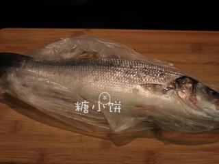 1、富贵庆余年,鲈鱼一条，刮去鱼鳞