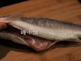 2、富贵庆余年,从腹部剖开