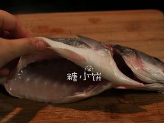 3、富贵庆余年,把内脏和鱼鳃部分都掏出来洗干净