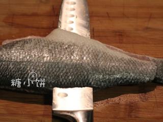 5、富贵庆余年,沿着中心骨从尾部向头部把鱼肉片下来