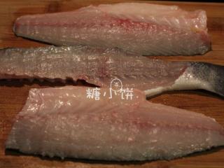 7、富贵庆余年,翻面，另一片同理也片下来，鱼尾切下来和之前留好的鱼头一起作摆盘用