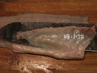 8、富贵庆余年,用刀把鱼肉片上的鱼刺部分片下来