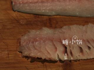 10、富贵庆余年,取其中一片鱼肉，斜着刀片出鱼肉片