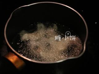 11、富贵庆余年,用了大概3/4的鱼肉片来切鱼片，切好的鱼片两侧扑上干淀粉，大火油炸至干爽备用