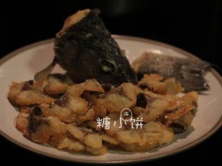12、富贵庆余年,鱼片都炸好，鱼头和鱼尾也扑一点干淀粉炸过备用