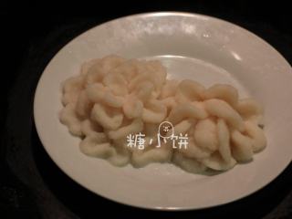 14、富贵庆余年,生的捏好造型的鱼泥花。鱼泥花里面几乎没有加淀粉，基本上都是鱼肉