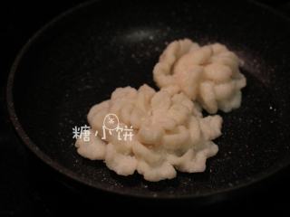 15、富贵庆余年,鱼泥花蒸熟以后的样子。本来是打算摆盘以后用蛋黄什么的点缀一下花心