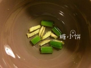16、富贵庆余年,葱2G和姜3G加到65G清水中浸泡10分钟