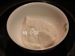 17、富贵庆余年,鱼去皮去骨去深色鱼肉部分，取600G净鱼肉剁成泥，加葱姜水30G，木薯淀粉40G，盐2G和蛋清15G搅打至有粘性后备用