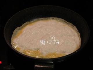 19、富贵庆余年,摊成蛋皮，趁蛋液还没完全凝结的时候就铺上步骤17准备好的鱼泥
