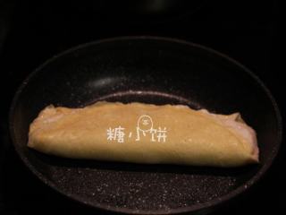 21、富贵庆余年,再翻折即完成蛋皮卷。煎至定型