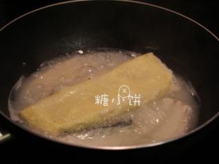 24、富贵庆余年,焯水过后的鱼骨加到羊肉汤中煮开，再加入步骤21的半成品鱼糕卷煮大约20分钟