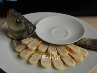 25、富贵庆余年,将煮熟的鱼糕卷捞出沥水，切成片状装盘