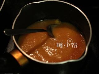 28、富贵庆余年,倒入锅中加番茄酱2汤匙和细盐一小撮煮开，倒入淀粉水（淀粉1茶匙+水20ML）勾芡，将做好的桃酱淋在炸鱼片上，再取部分羊肉清汤淋在鱼糕卷上，即成