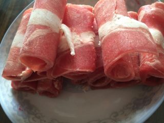 1、清蒸金针肥牛卷,食材：肥牛。