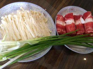 3、清蒸金针肥牛卷,食材：香葱。