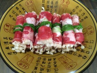 8、清蒸金针肥牛卷,装盘。