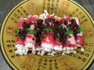 9、清蒸金针肥牛卷,放上牛肉酱。（根据个人口味调整）