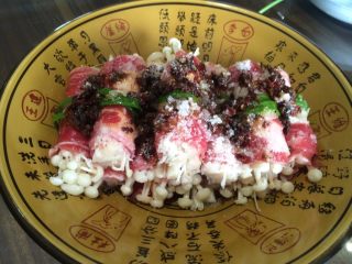 10、清蒸金针肥牛卷,撒上盐、糖、蒜、料酒，淋上橄榄油，放少许水。