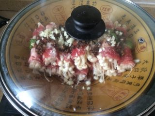 11、清蒸金针肥牛卷,蒸锅水烧开后，放上蒸盘，大火蒸4分钟既可，时间长了，肥牛会蒸老。