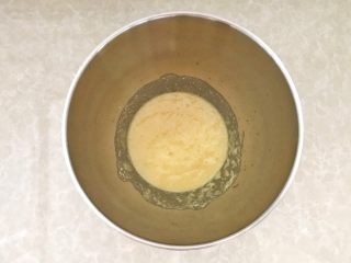 1、一次性发酵健康营养的白吐司,后油后盐法，除了油、盐和面粉外，其他材料加入厨师机，习惯先把酵母、糖、椰子粉、鸡蛋、酸奶、牛奶，加在一起，搅拌均匀后，再加入高筋面粉