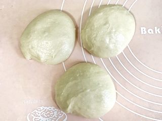 6、一次性发酵健康营养的白吐司,立即均分3份，团成圆形