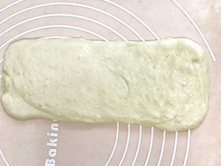 11、一次性发酵健康营养的白吐司,翻过来，擀均匀，挤掉边上的气泡，自上而下卷起来