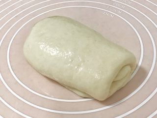 12、一次性发酵健康营养的白吐司,整形后的吐司卷，一般为2.5到3圈比较合适，太紧了不利于后期的发酵，擀卷时，手法要轻柔，动作不要太粗鲁，这些细节都是保证吐司后期发涨的基础