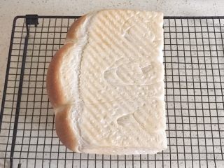 15、一次性发酵健康营养的白吐司,侧卧图，刚刚出炉的吐司，还不稳定，等放凉后再进行其他操作