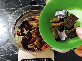 8、红糖枸杞老姜茶,红糖倒入壶中！
