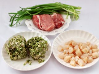 1、槐花扇贝肉丁翡翠饺子,首先备齐所有的食材，槐花洗净后焯水捞出沥干水份备用。
