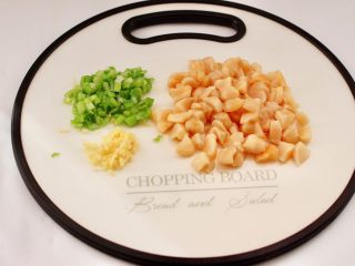 2、槐花扇贝肉丁翡翠饺子,葱姜切碎，扇贝丁洗净后用刀每个扇贝丁切三块。