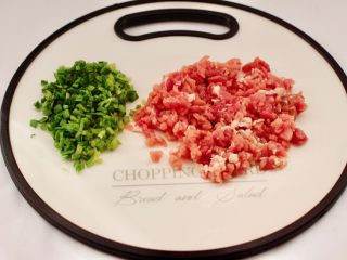 3、槐花扇贝肉丁翡翠饺子,梅花肉用刀切成小丁，韭菜切碎。