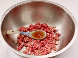 4、槐花扇贝肉丁翡翠饺子,把切好的梅花肉放入盆中，加入料酒。