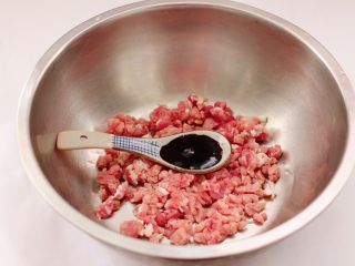 5、槐花扇贝肉丁翡翠饺子,再加入生抽调味调色。