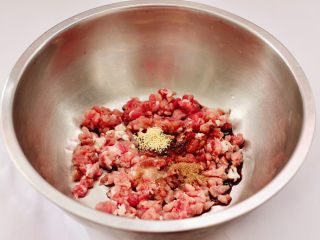 6、槐花扇贝肉丁翡翠饺子,最后加入五香粉和适量的盐，鸡精，顺时针方向搅拌均匀。