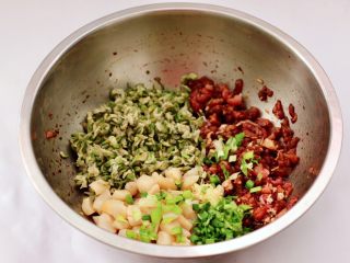 7、槐花扇贝肉丁翡翠饺子,把切碎的扇贝丁和葱姜，槐花放入盆中r