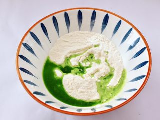 9、槐花扇贝肉丁翡翠饺子,菠菜叶榨汁过滤后，放入200克面粉里开始和面。