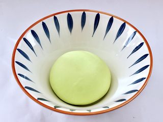 10、槐花扇贝肉丁翡翠饺子,揉成光滑细腻的面团。