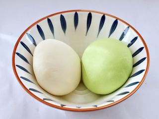 11、槐花扇贝肉丁翡翠饺子,剩下的200克面粉，加入清水和成面团，和好的两个颜色的面团静置半个小时。