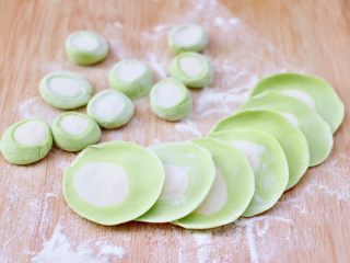 13、槐花扇贝肉丁翡翠饺子,摁扁后用擀面杖擀成圆形薄面皮。