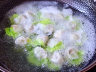 15、槐花扇贝肉丁翡翠饺子,锅中倒入适量的清水煮沸后，放入包好的饺子煮沸后点少许清水，反复3次，看见所有的饺子都漂浮在水面上即可关火。