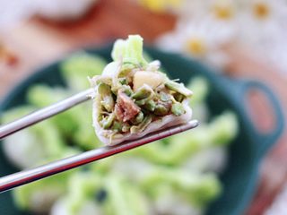 16、槐花扇贝肉丁翡翠饺子,吃上一口超级满足，嘻嘻，老公一口气吃了一盘。