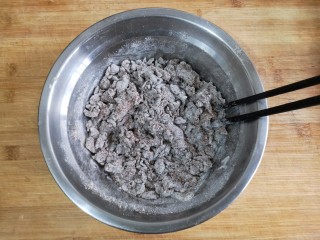 2、卡通龙猫豆沙包,用筷子搅拌成雪花状。