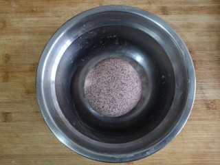 3、卡通龙猫豆沙包,揉成光滑面团后盖保鲜膜醒发。