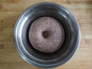 4、卡通龙猫豆沙包,醒发至面团体积是原来的2倍大，按压不回弹即可。